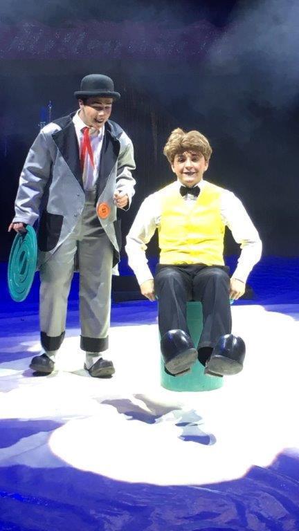 Il clown picchiato durante uno spettacolo