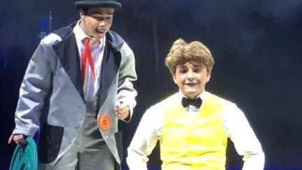 Il clown picchiato durante uno spettacolo