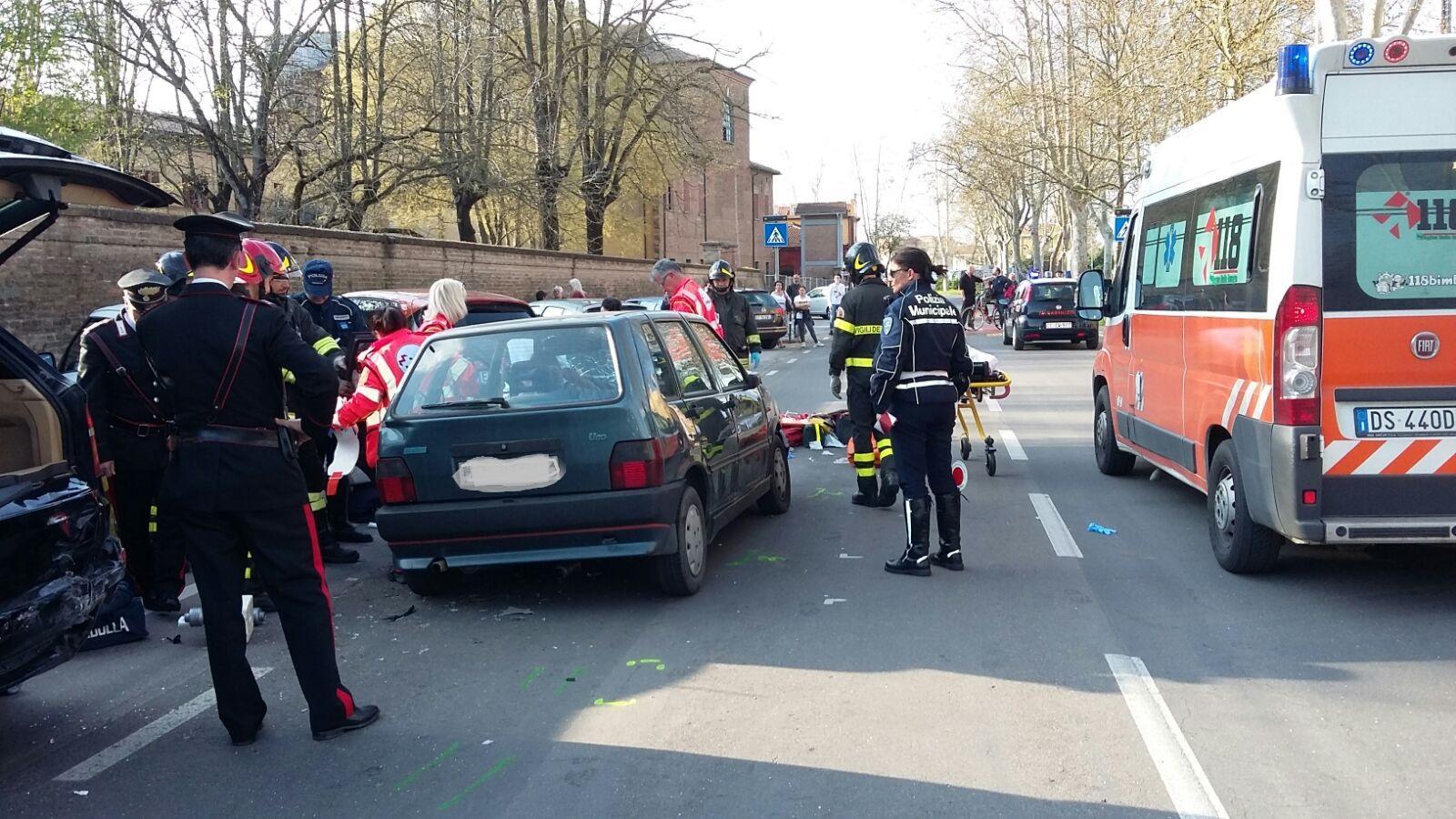 I primi soccorsi portati ai pedoni travolti da un'auto