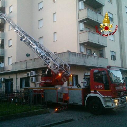 L'intervento dei vigili del fuoco per una fuga di gas in via dei Gobbi