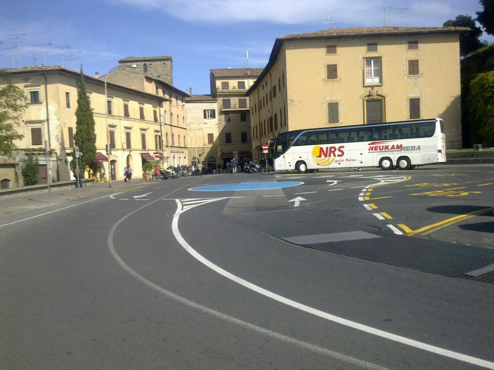 Un bus turistico in piazza Martiri della Libertà (Foto d’archivio)