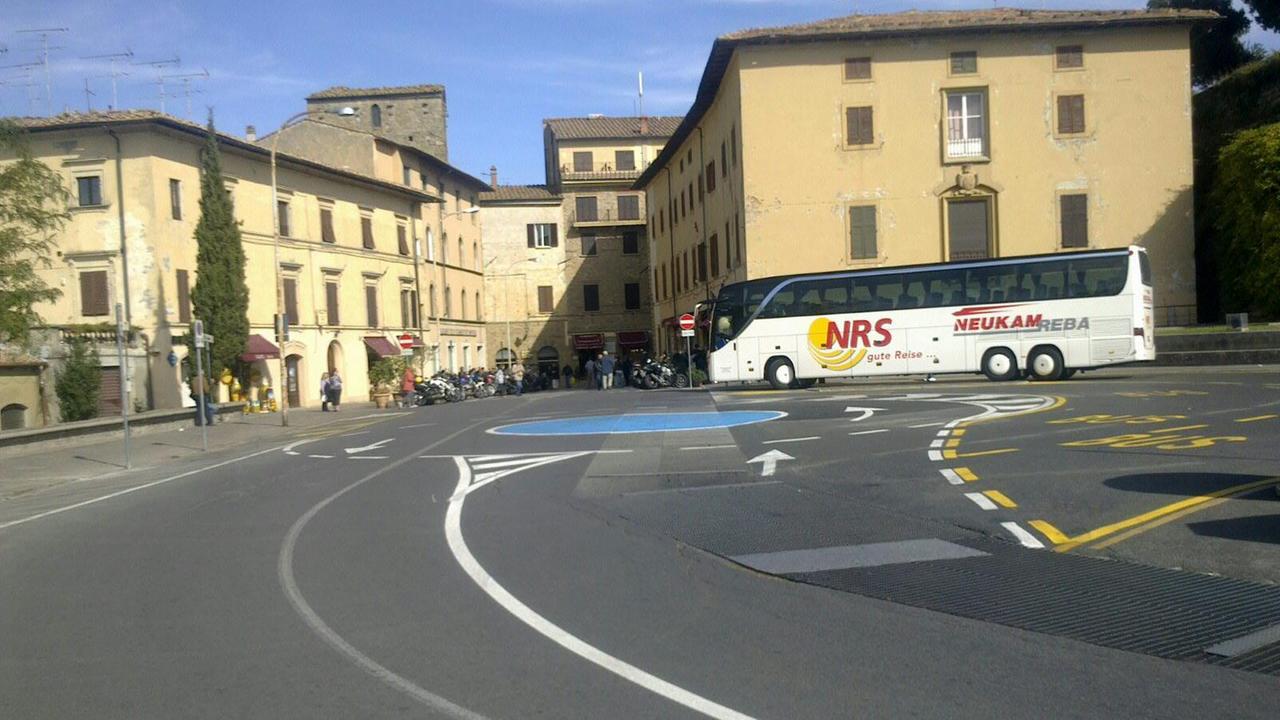 Un bus turistico in piazza Martiri della Libertà (Foto d’archivio)