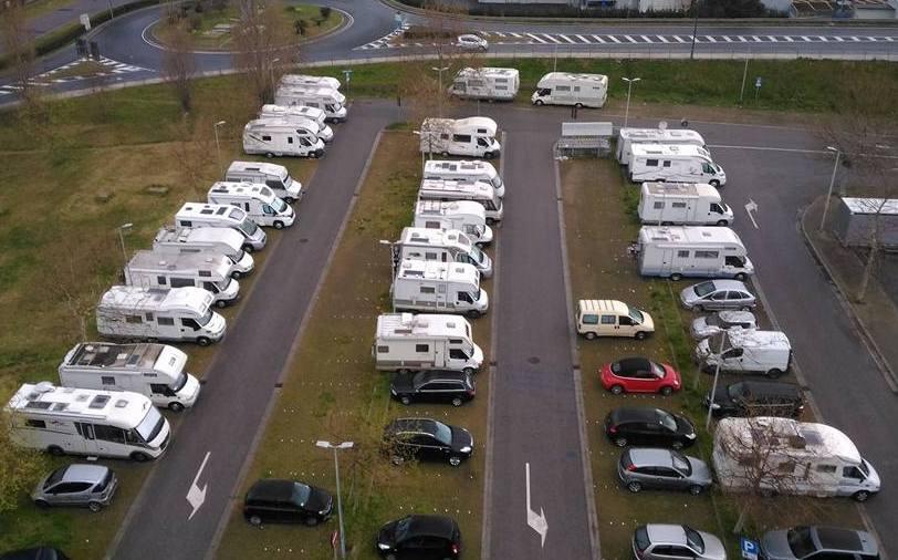 Una veduta dall’alto del parcheggio dietro la Coop, a lato di via Champigny
