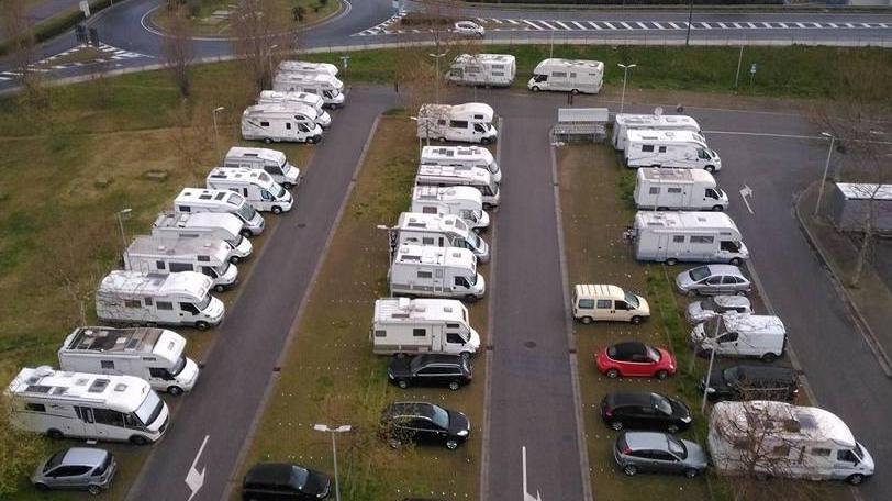 Una veduta dall’alto del parcheggio dietro la Coop, a lato di via Champigny