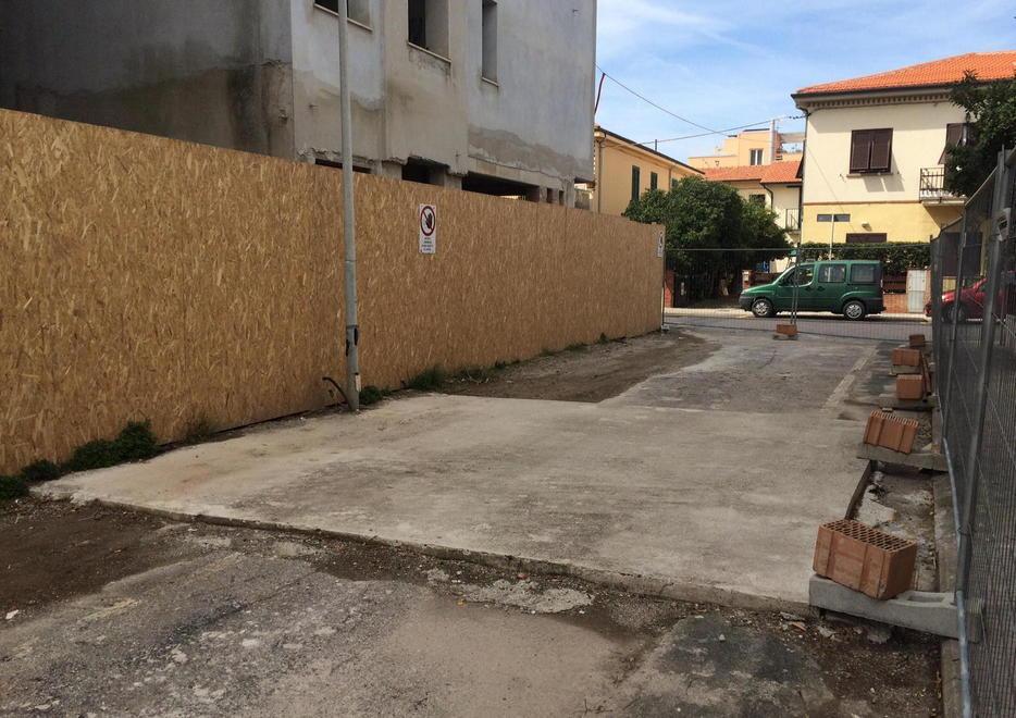 Il punto dell’ex cantiere sul quale interverrà l’amministrazione comunale (foto Falorni/Silvi)