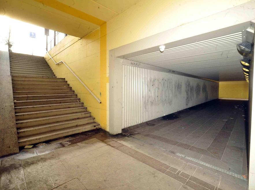 Sottopasso ricettacolo di siringhe usate 