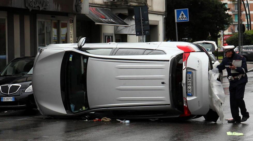 Suv urta un’auto e si ribalta su un fianco 
