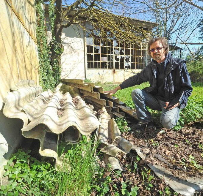 Rifiuti e amianto nell’ex carrozzeria 