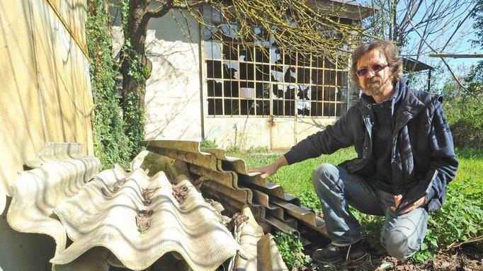 Rifiuti e amianto nell’ex carrozzeria
