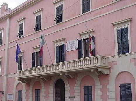 In consiglio il sì al contributo di sbarco 