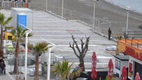 Sul lungomare una giostra per bambini