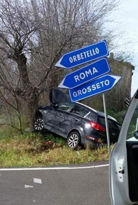 Auto in fossa, incastrata tra la segnaletica e un albero