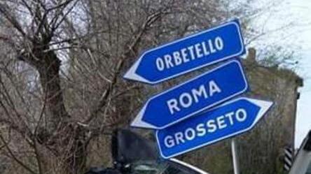 Auto in fossa, incastrata tra la segnaletica e un albero