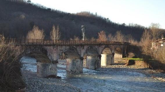 Precipita con l’auto nel fiume Ventenne salvata da passante
