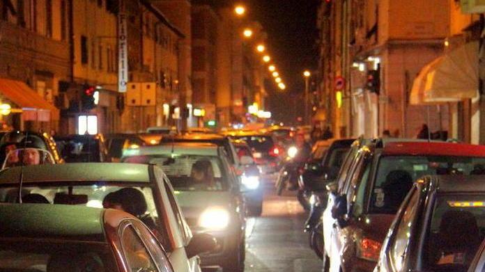 Insegue e minaccia la ex con un coltello, 30enne denunciato