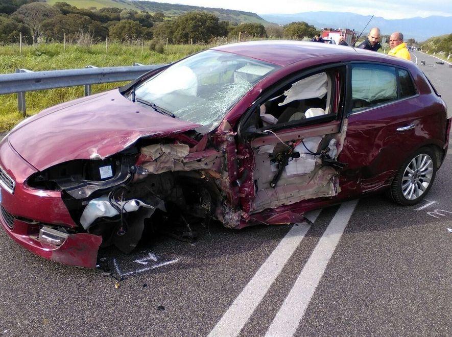 Schianto tra due auto, grave un trentenne 