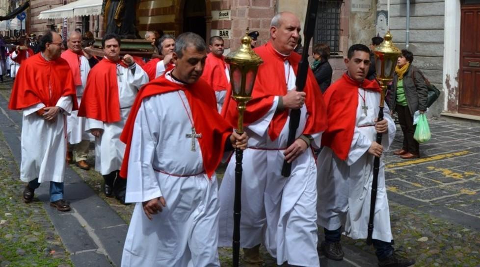 Grande folla per la Via Crucis a Monte Attu 
