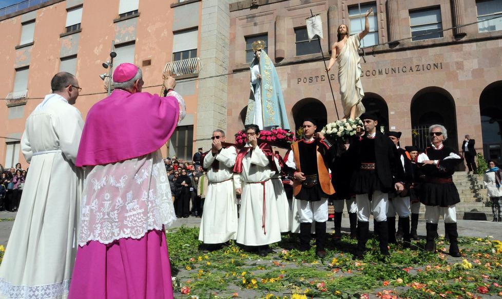 Pasqua in città, folla di fedeli in piazza per S’Incontru