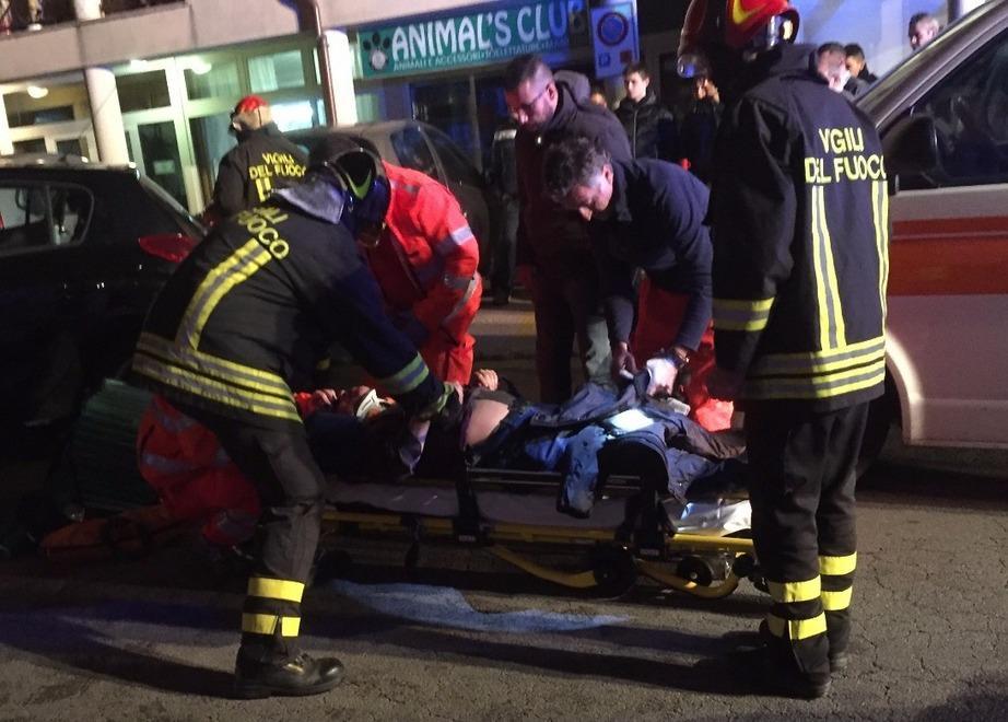 Con l’auto contro un palo: ferito