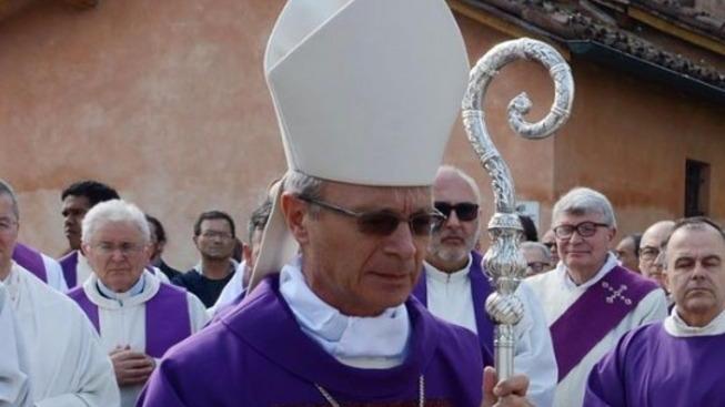 In centinaia per l’ultimo saluto a don Ivo