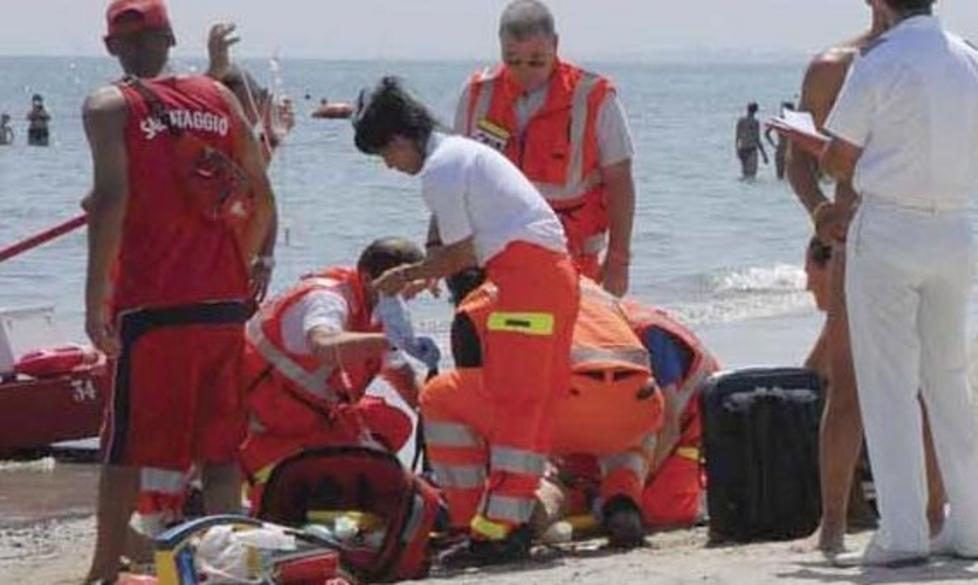 Cadavere di un uomo in spiaggia 