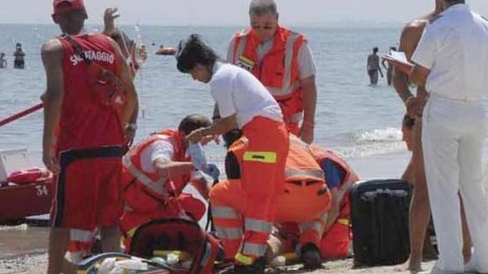 Cadavere di un uomo in spiaggia