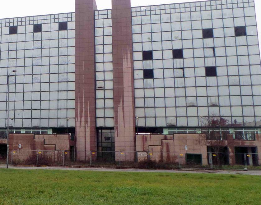 «Palaspecchi, basta con le proroghe»