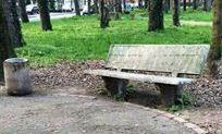 Poca luce, rifiuti e degrado al parco