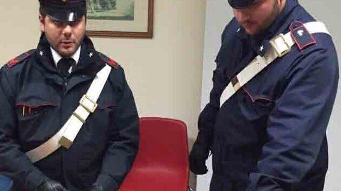 Un fucile nascosto in casa nei guai badante e il figlio