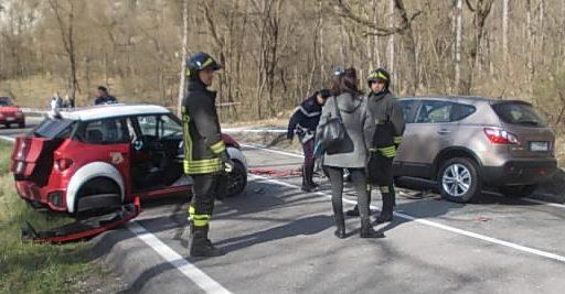 Grave una ragazza 25enne per lo scontro fra due auto 