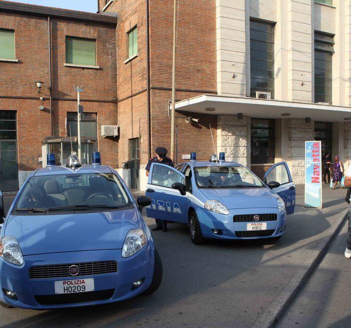 Rapina una donna della valigia poi aggredisce un agente 