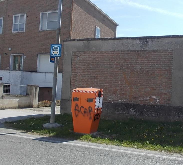 Imbrattati e oscurati tre velobox 