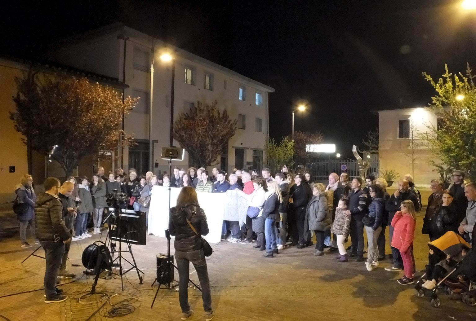 Un momento della diretta Mediaset da Putignano di Pisa (foto Fabio Muzzi)