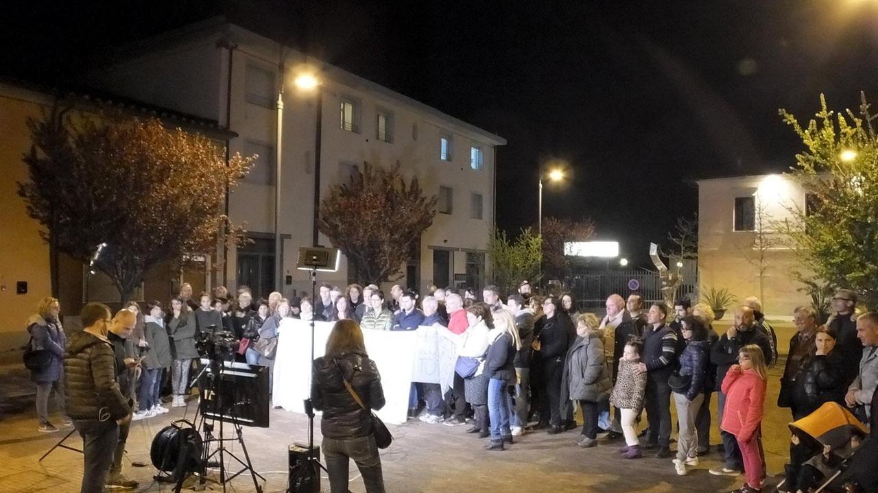 Un momento della diretta Mediaset da Putignano di Pisa (foto Fabio Muzzi)