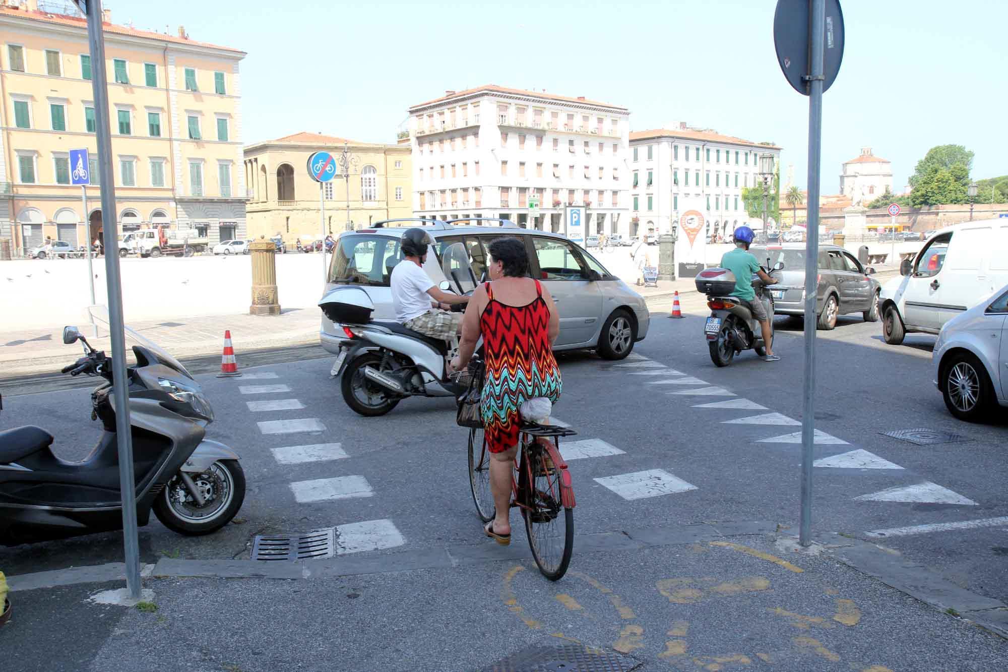 Lo stop in piazza della Repubblica dove è fuggito l'uomo