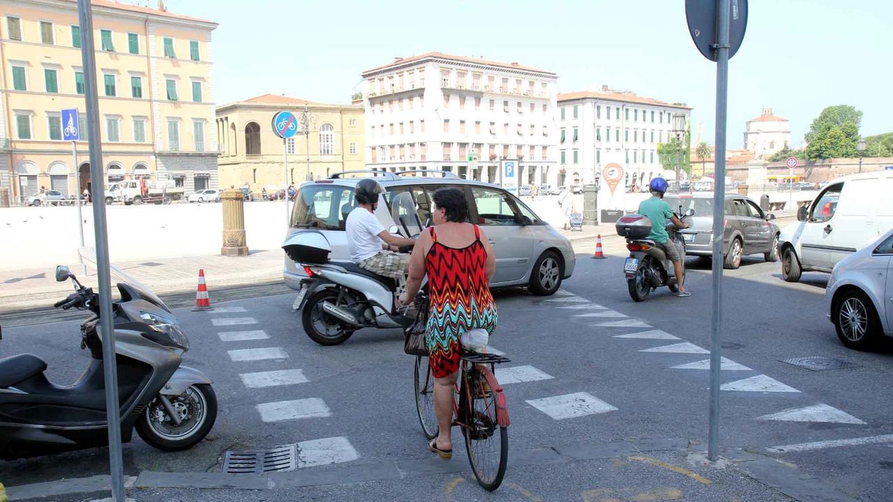 Lo stop in piazza della Repubblica dove è fuggito l'uomo