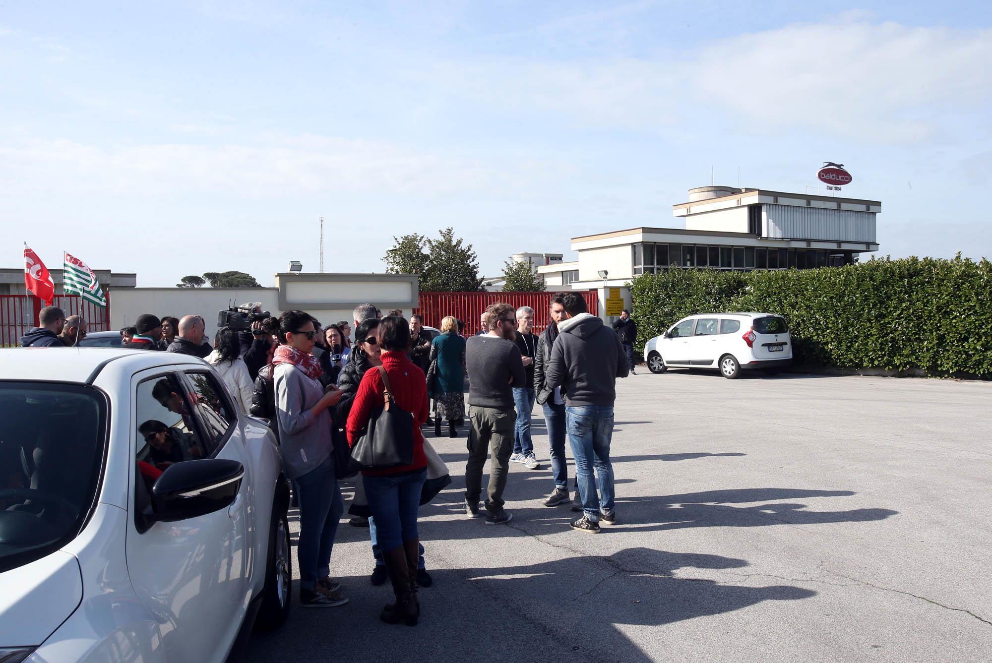 La manifestazione dei dipendenti davanti allo stabilimento Balducci (Foto Nucci)