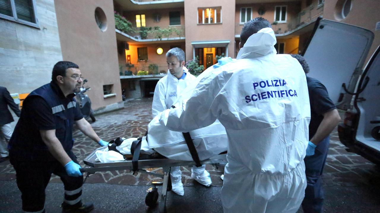 La polizia scientifica sul luogo dell'omicidio