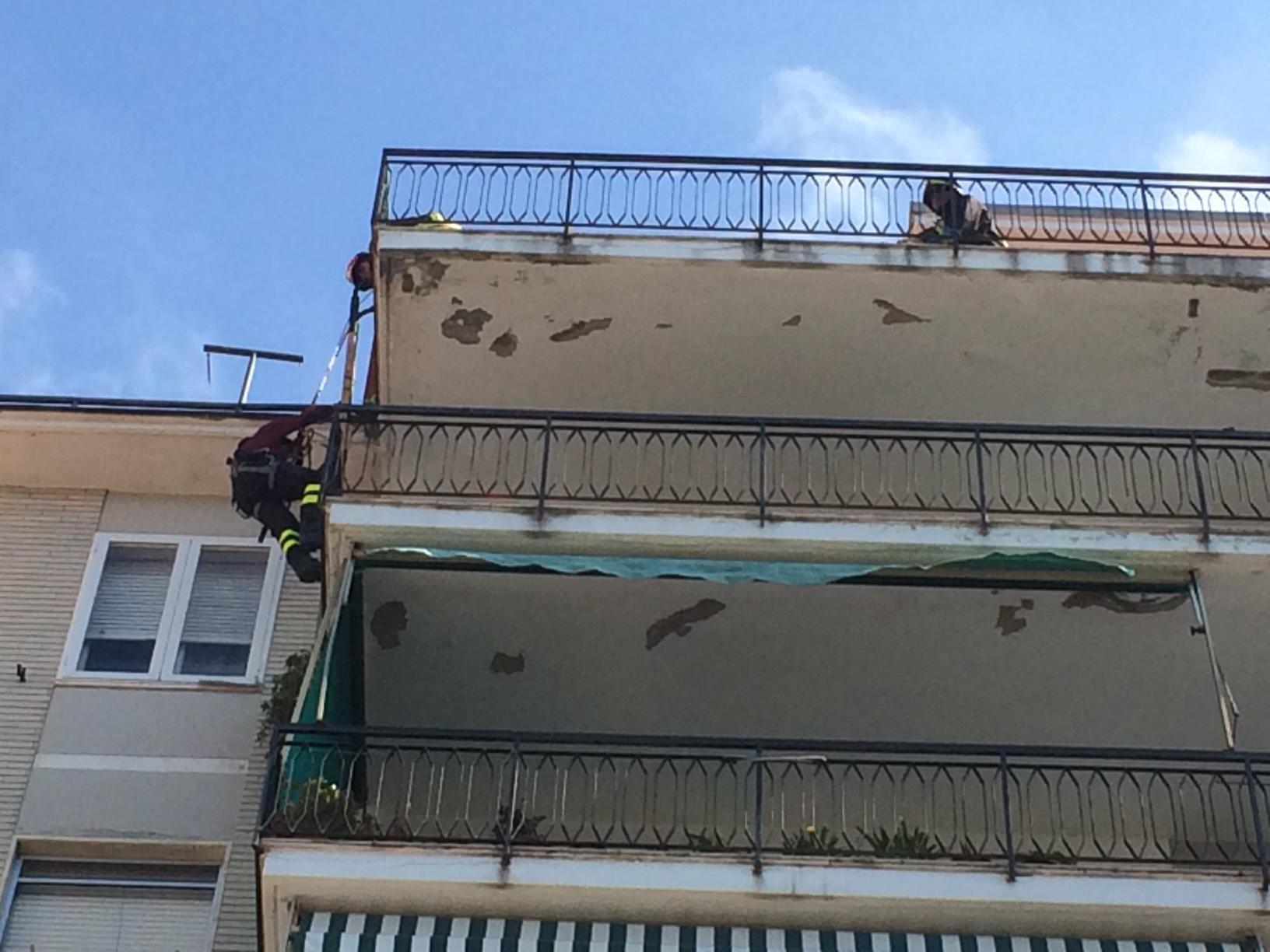 I Vigili del Fuoco si calano dal tetto del palazzo fino all'appartamento della vittima
