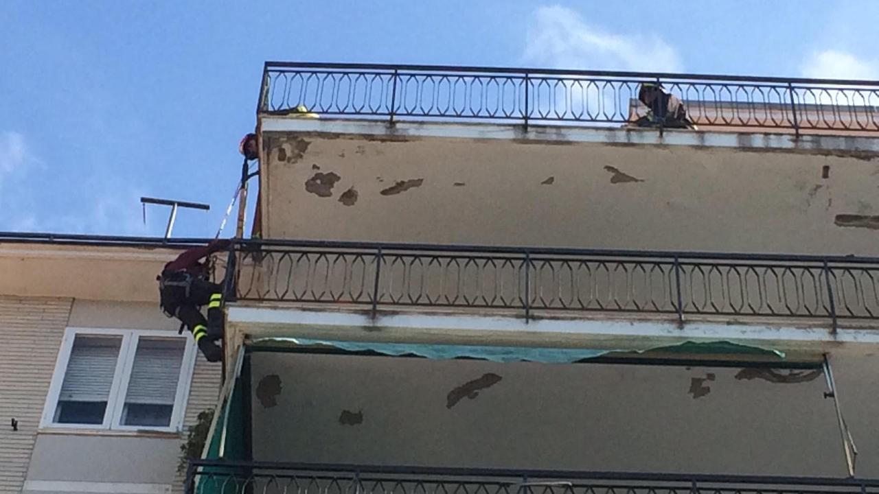 I Vigili del Fuoco si calano dal tetto del palazzo fino all'appartamento della vittima