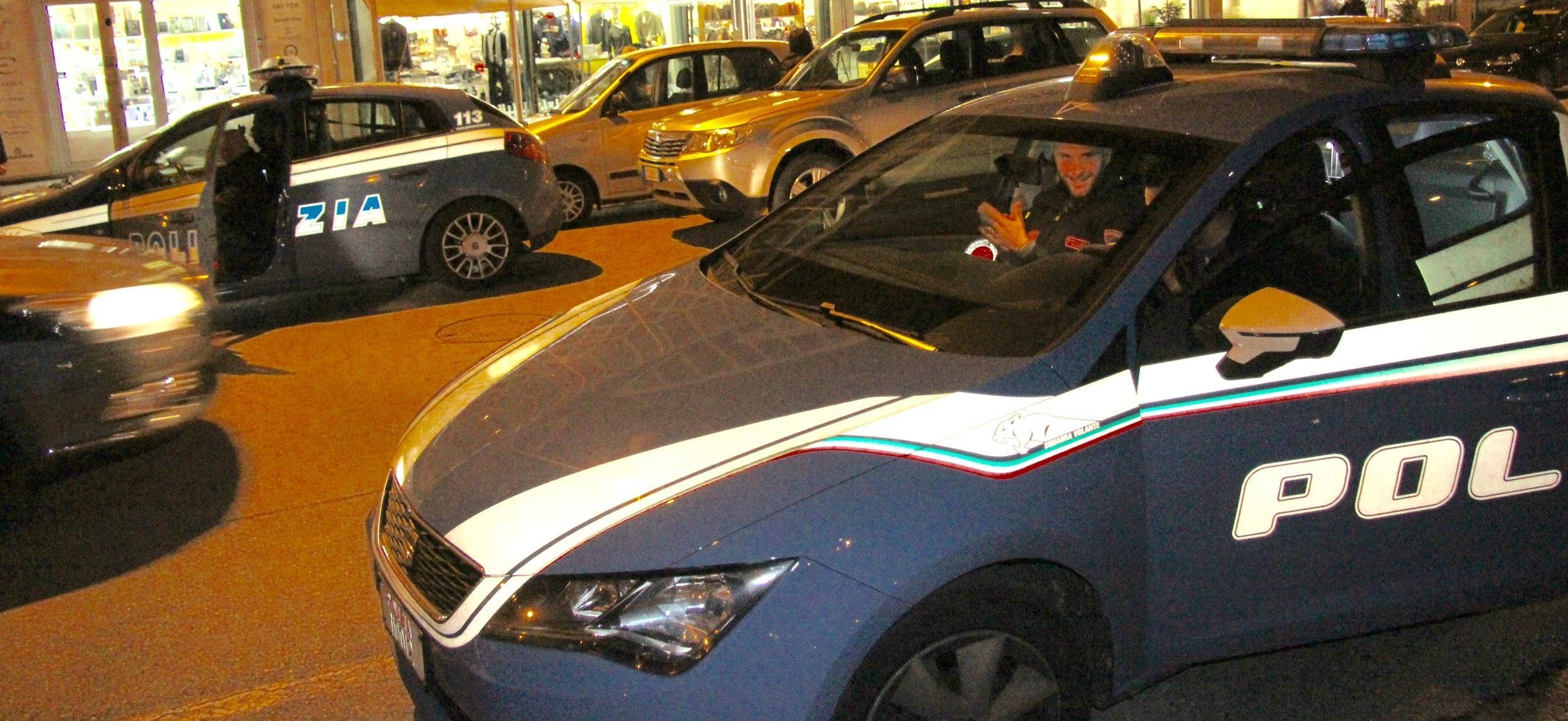 Le Volanti della polizia (foto Batavia)