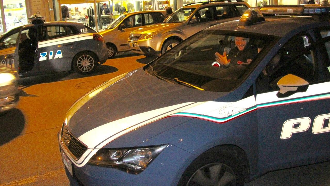 Le Volanti della polizia (foto Batavia)