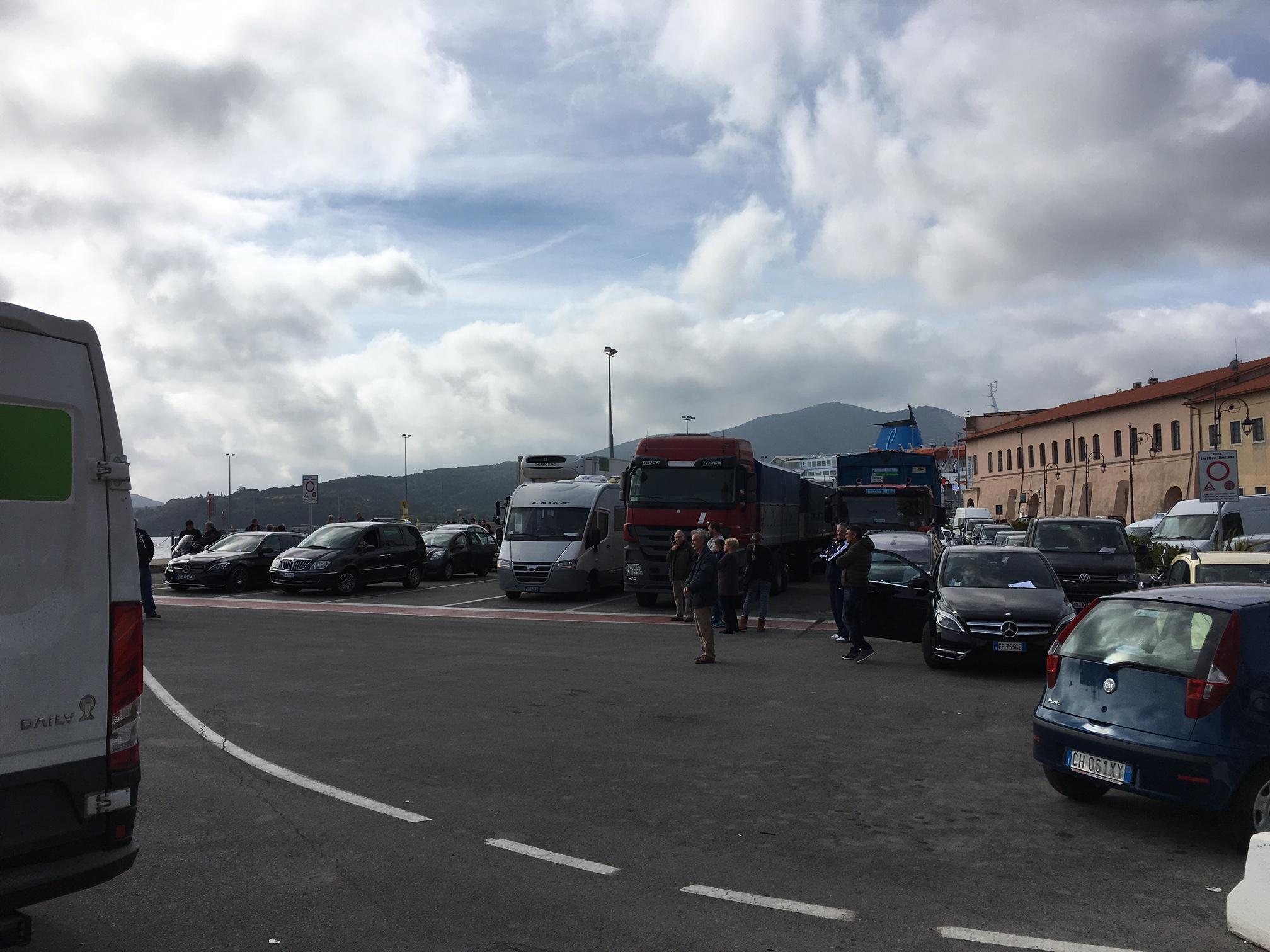Auto in fila in attesa dell'imbarco 