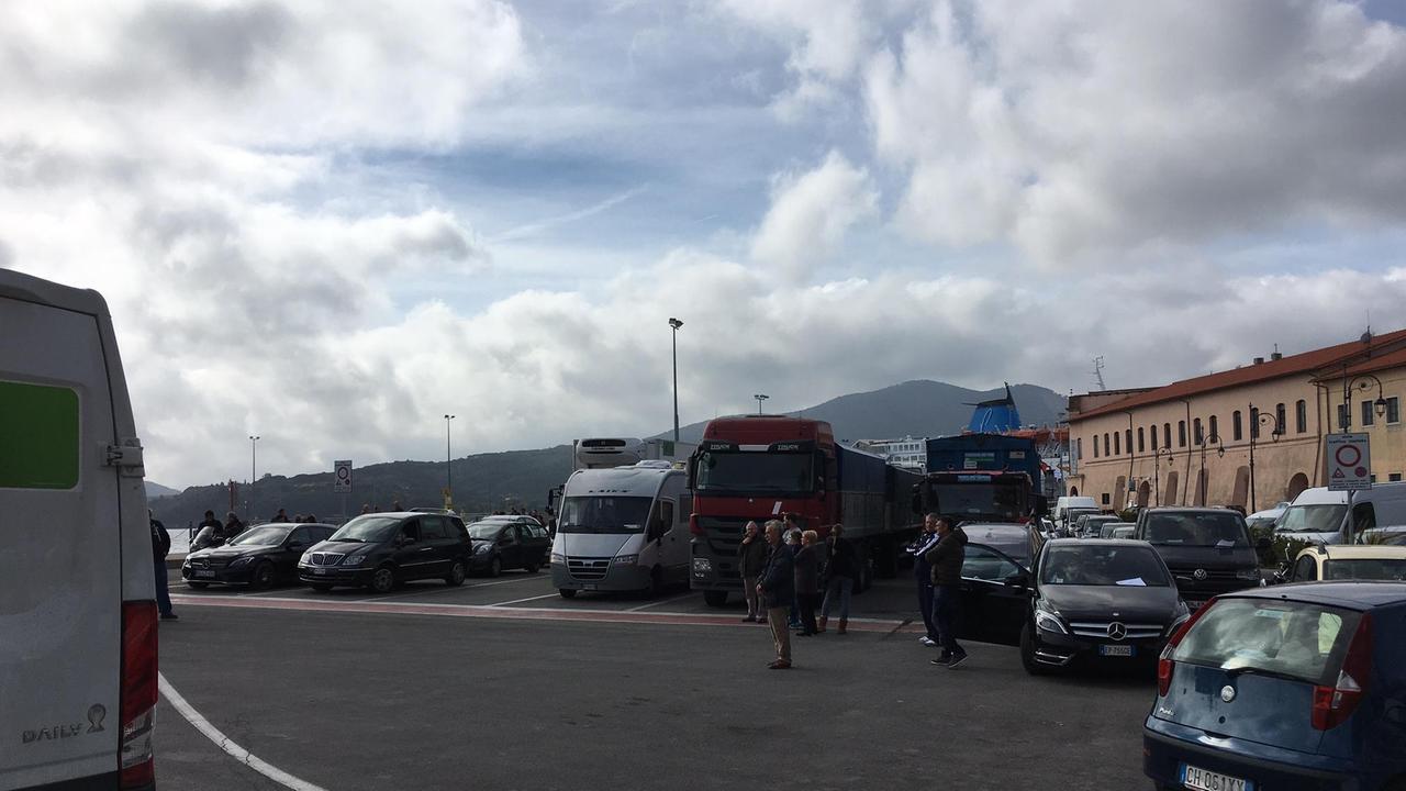 Auto in fila in attesa dell'imbarco