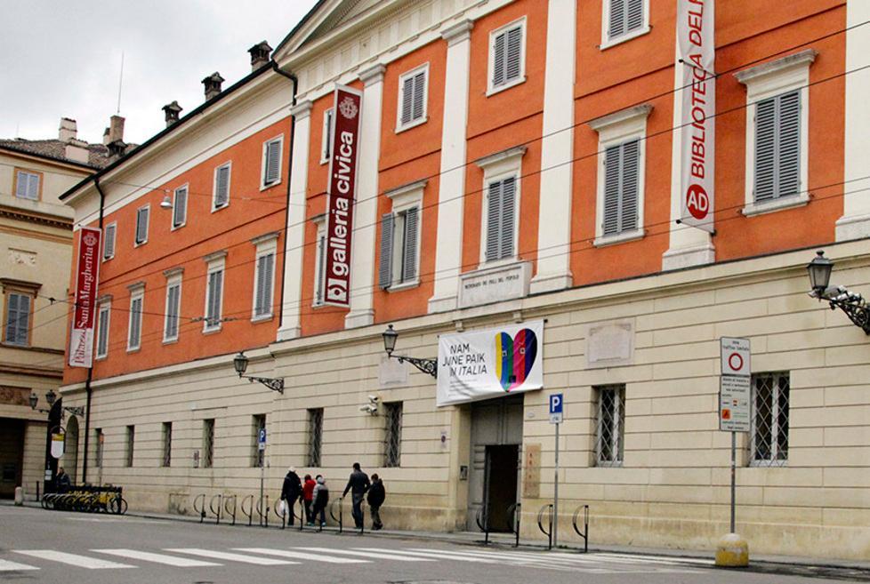 Dipendenti della Biblioteca Delfini di Modena minacciati, mancano le telecamere 