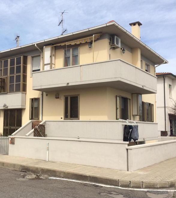 La casa presa di mira dai ladri in via Parini (Foto Falorni/Silvi)