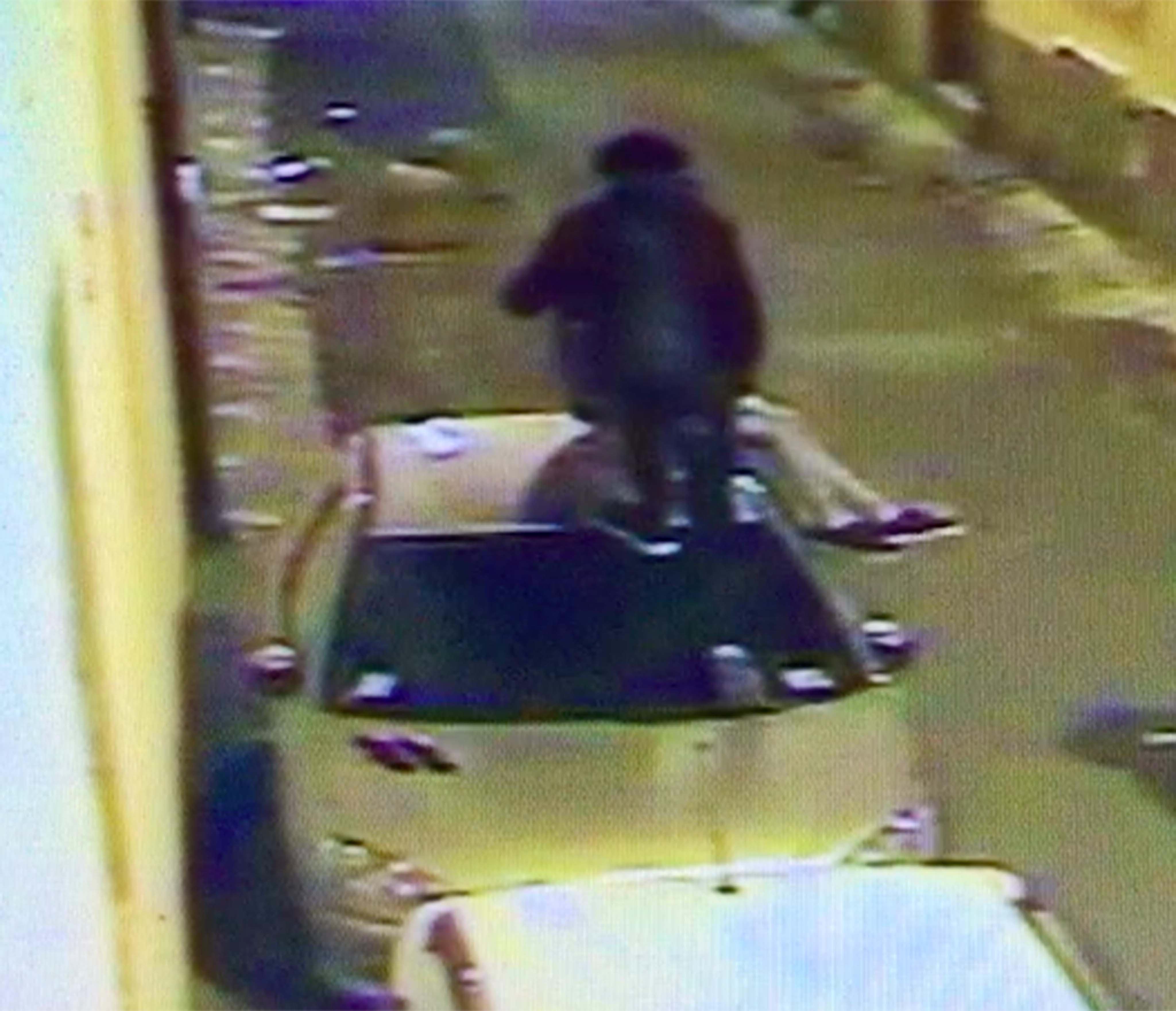 Ecco la scena della birra bevuta dai vandali