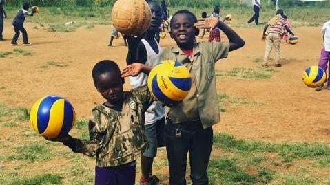 Bambini del progetto "Volley in strada" a Nairobi