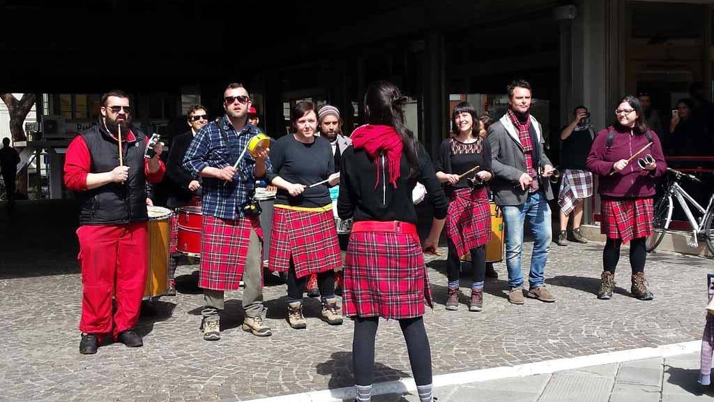 Massa, kilt e tamburi per il matrimonio in salsa scozzese - Video