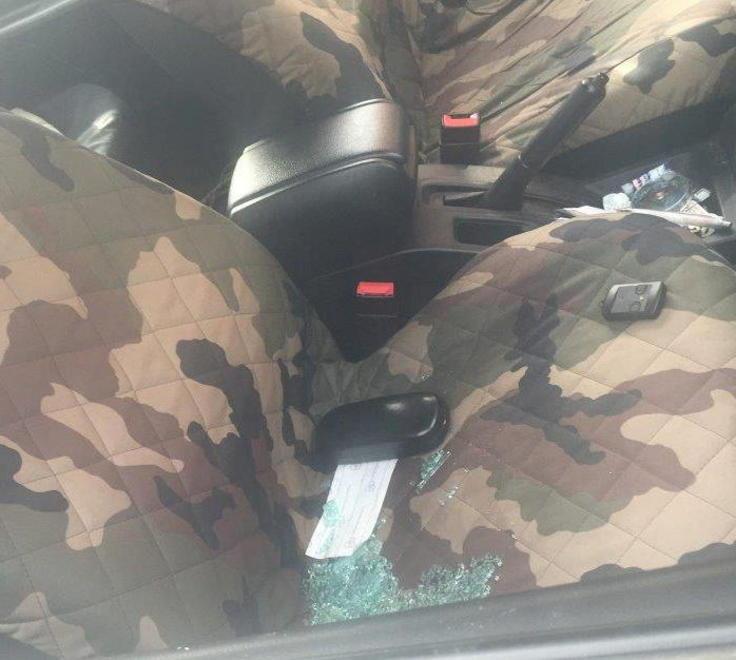 I vetri sul sedile dell'auto presa di mira a Bolgheri